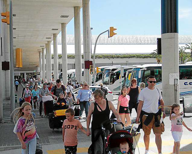 R Cord De Pasajeros En El Aeropuerto De Son Sant Joan