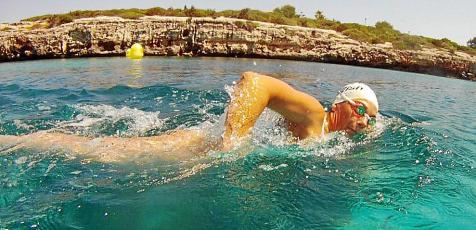 Tita  Llorens  yToni Huguet recorren a nado los 39 kilómetros
