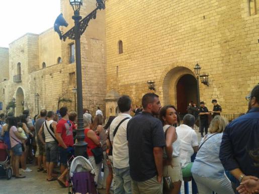Público esperando a los Reyes delante del palacio de La Almudaina