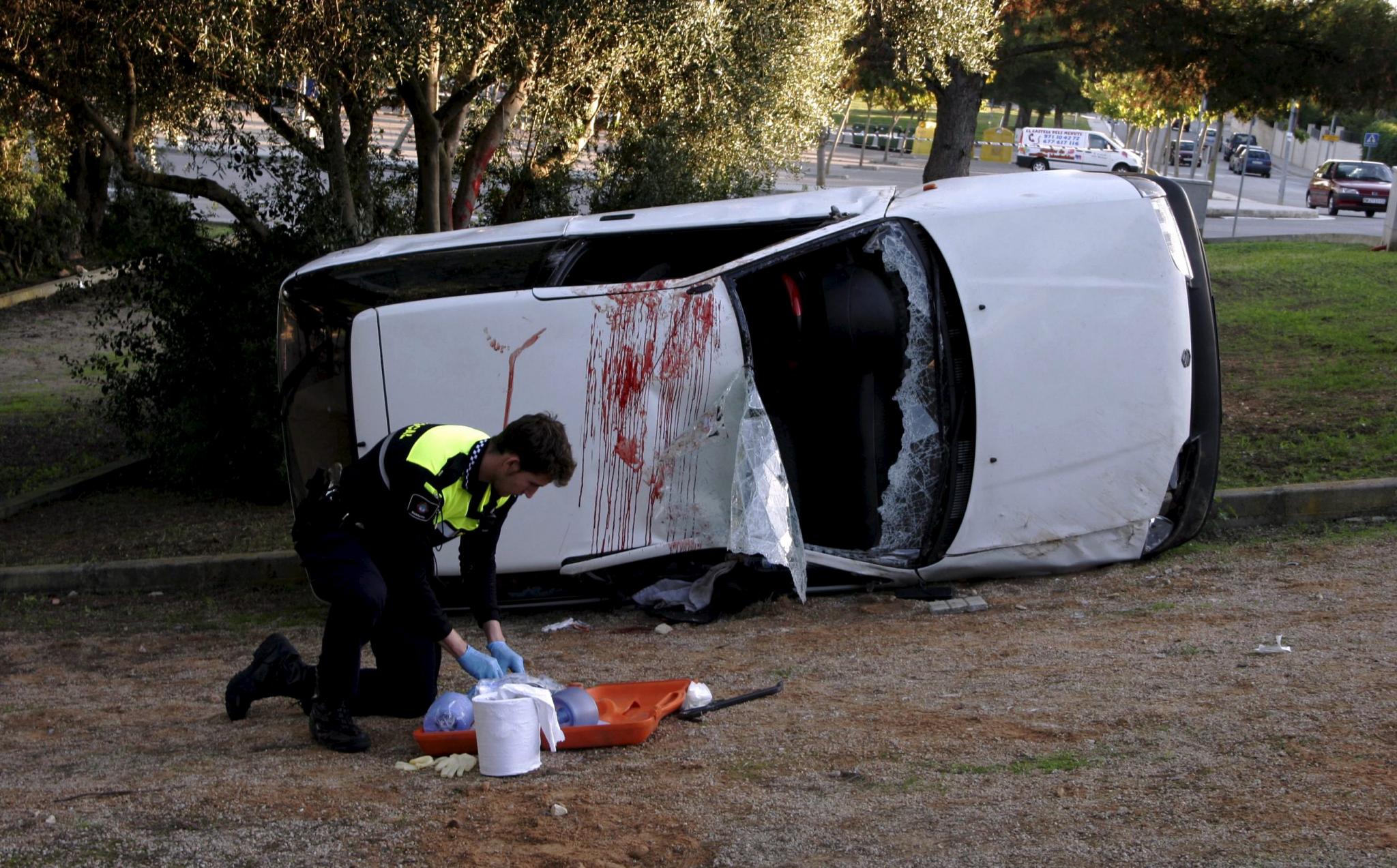 Una Pareja, Herida Al Salirse Su Coche De La Carretera Y Volcar En Un ...