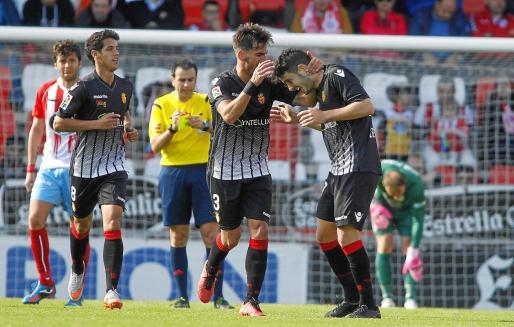 Joan Oriol felicita a Damià tras anotar un gol en Lugo la pasada temporada.