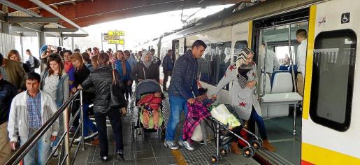 Pasajeros llegando a la estación de Inca en una de las jornadas de huelga de este mes de marzo.