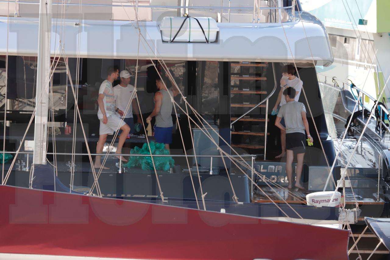 Nadal pone a punto en Porto Cristo su catamarán Great White