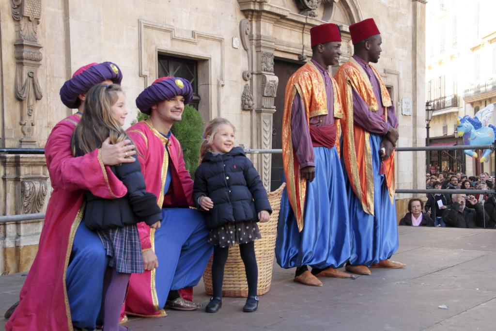 Los pajes de los Reyes Magos recogen las cartas de los niños de Palma