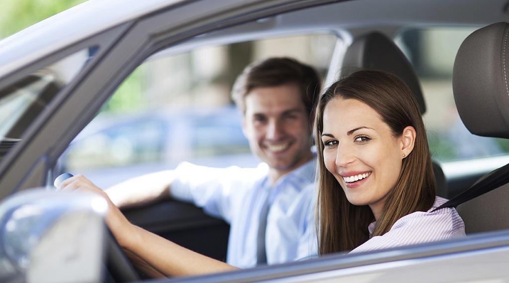 La Mujer Conduciendo Y El Hombre De Copiloto La Pareja Más Segura Al Volante