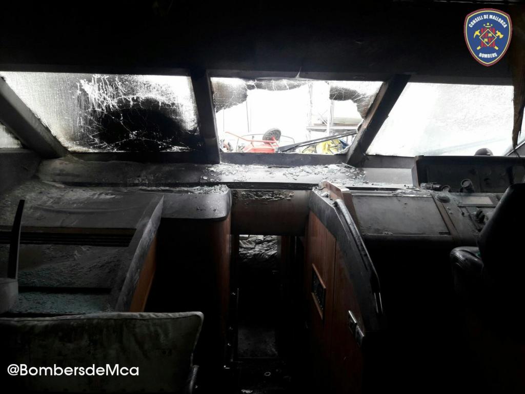 Cuatro intoxicados en el incendio de un gran yate en Puerto Portals 577605
