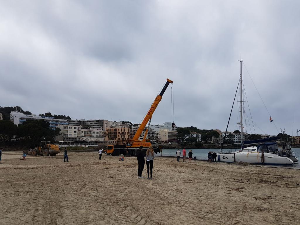 Retiran el catamarán que quedó varado en la playa de Santa Ponça