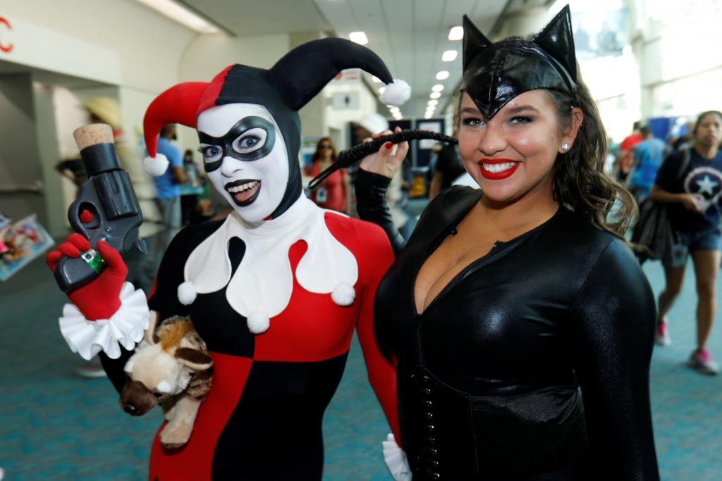 Leotardos, botas y máscaras brillan en la inauguración de Comic-Con en San Diego