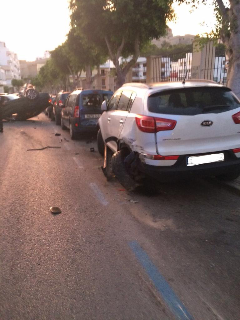 Aparatoso accidente en Ibiza con un coche volcado tras golpear a otros seis vehículos