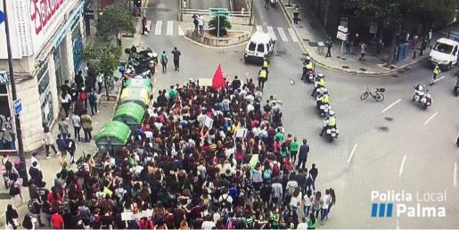 Imagen de la manifestación llevada a cabo por los estudiantes. 26-10-2016 | Policía Local (Twitter)
