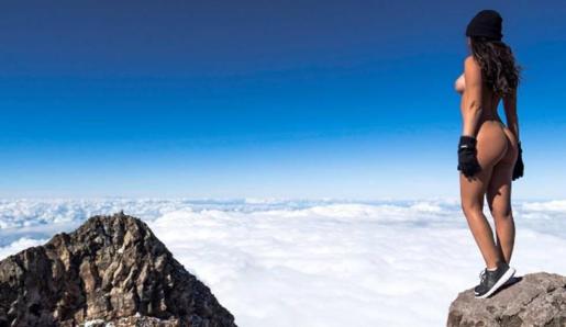 La modelo Jaylene Cook en lo alto del monte Taranaki.