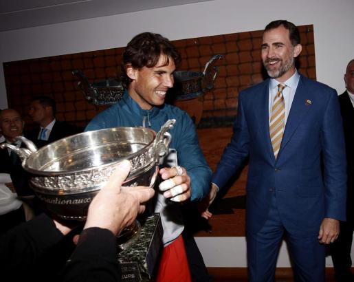 El rey Felipe VI celebra con Rafael Nadal el noveno triunfo de manacorí en Roland Garros en año 2013.