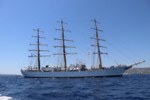 La espectacular fragata de la Armada argentina, en la bahía de Palma