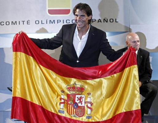 El tenista de Manacor posa con una bandera de España en una foto de archivo.