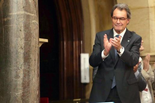 El expresidente de la Generalitat, Artur Mas, en la tribuna de invitados, celebra la aprobación de la ley del referéndum.