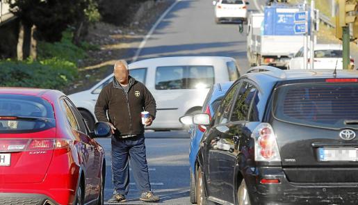 Mendigos al servicio de clanes rumanos toman los semáforos de Palma 295