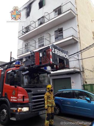 Los Bomberos de Palma sofocan un incendio originado en una nevera de un edificio abandonado 420