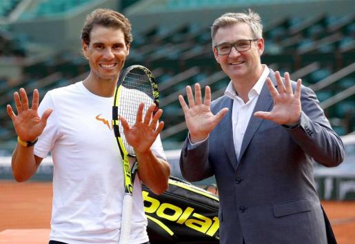 Rafael Nadal y Eric Babolat, en la pista central de Roland Garros.