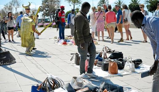 La Policía Local pregunta a Cort cómo actuar ante la venta ambulante ilegal 300