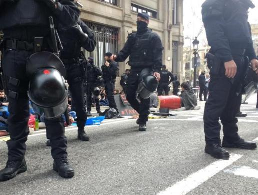 Protestas y encadenados en Barcelona por los «desorbitados precios» en la universidad 391