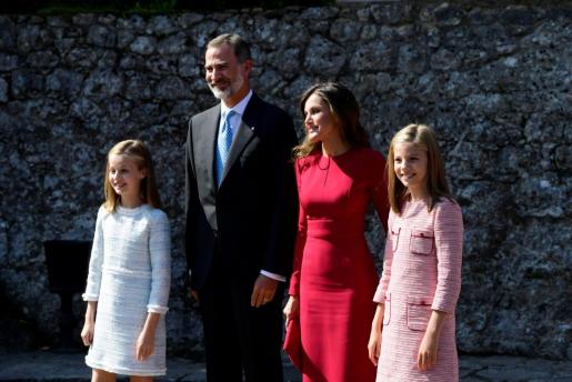 Los reyes Felipe y Letizia, la princesa Leonor (i) y la infanta Sofía (d) acuden a los actos conmemorativos del primer Centenario de la Coronación de la Virgen de Covadonga y del Parque Nacional de la Montaña de Covadonga.